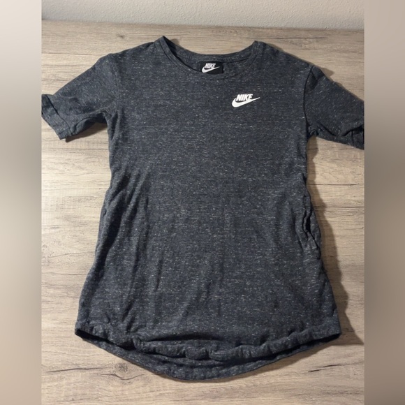 Nike Standard Fit Tee in Charcoal - Picture 1 of 3